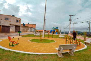 Reparo da academia ao ar livre da Praça da Bíblia