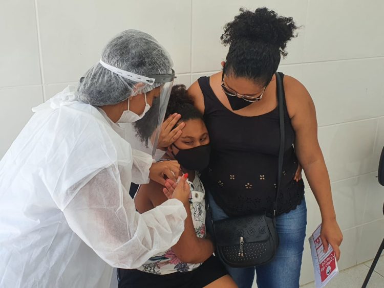 Meninas de 11 anos começam a ser vacinadas na capital do Rio de Janeiro
