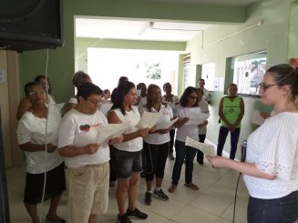 Comunidade do centro de saúde Celso Viana recebe apresentação do coral do NASF