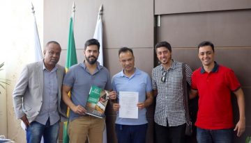 Prefeito assina convênio para implantação de projeto de skate no município