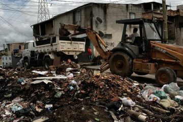 Mutirão de limpeza nas bocas de lobo da cidade