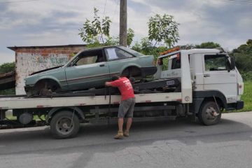 Prefeitura realiza apreensão de veículos abandonados em vias públicas