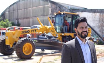 Prefeitura recebe novas máquinas para atendimento à Zona Rural  Retroescavadeira e motoniveladora irão gerar uma economia de quase R$ 500 mil por ano aos cofres municipais