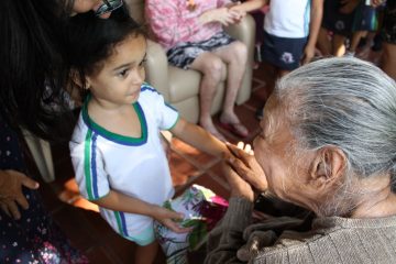 Projeto promove interação entre idosas e alunos da Escola Municipal José Augusto Resende