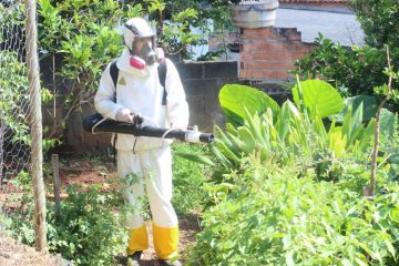 Prefeitura realiza borrifação em bairros onde foram confirmados casos de Dengue no município.