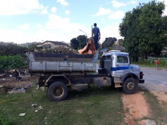 Prefeitura faz recolhimento de entulhos e serviços de limpeza no bairro Frimisa