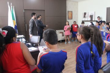 Alunos visitam prédio da Prefeitura –                     Prefeito e Vice-Prefeito receberam crianças e responderam à perguntas sobre estrutura da Administração