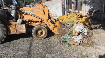 Prefeitura faz retirada de entulhos em bairros da cidade