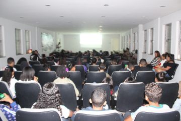 Alunos das escolas municipais Síria Thebit  e Edwar Lima assistem  filme no quartel da Polícia Militar de Santa Luzia