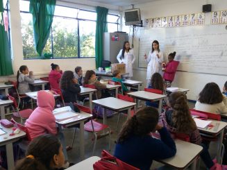 E. M. Sinhá Teixeira da Costa recebe palestra sobre saúde bucal