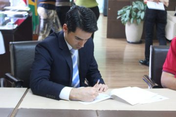 Prefeito recebe nomeados em concurso público para posse