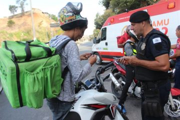 Blitz educativa conscientiza sobre uso de cerol e linha chilena