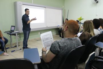 Reunião prepara os educadores para a definição dos livros didáticos do Fundamental 2