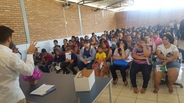 Alunos, pais e professores participam de palestra educativa sobre meningite na E. E. Altair de Almeida Viana