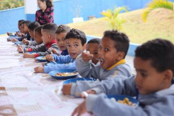 Merenda na cantina de mais uma escola. Desta vez a Escola Municipal Dulce Viana foi contemplada com ação