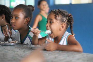 Merenda volta a ser preparada na E.M. Dagmar Barbosa de Souza