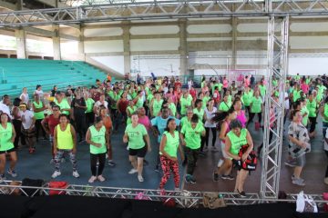 Evento do Outubro Rosa reúne mais de 300 pessoas no Poliesportivo