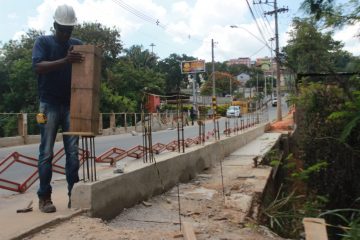 Prefeitura está construindo duas passarelas para pedestres na Avenida Américo Renê Gianetti,   entrada do bairro Chácaras Santa Inês