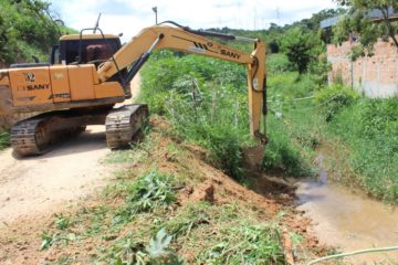 Prefeitura  realiza desassoreamento do córrego  na comunidade  São  Sebastião de Maquiné no  Bom Destino