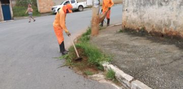 Prefeitura limpa bueiros e coleta entulho para minimizar estragos das chuvas
