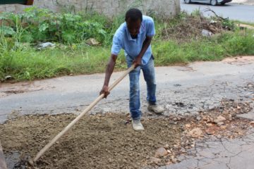 Prefeitura inicia preenchimento de buracos com bica corrida, para que após período chuvoso seja iniciada operação tapa-buraco na cidade
