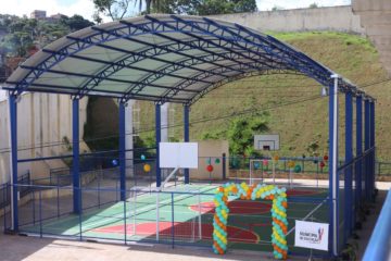 Escola Municipal no Bairro Palmital teve inaugurada hoje quadra poliesportiva