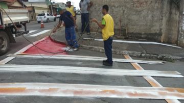 Prefeitura dá continuidade à pintura de faixa de pedestres em frente às escolas