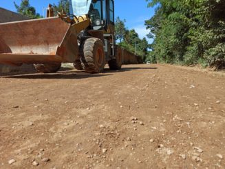 Iniciado preparo do solo para calçamento no Barreiro do Amaral