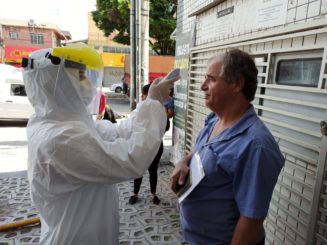 Prefeitura de Santa Luzia faz ação preventiva em filas de bancos e lotéricas, medindo temperatura e orientando cuidados de distância e isolamento