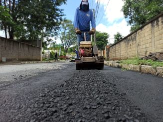 Mutirão realiza tapa buraco nos bairros Londrina, Asteca e Baronesa