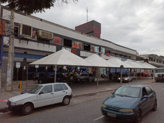 Prefeitura disponibiliza tendas e cadeiras para filas nas agências da Caixa Econômica