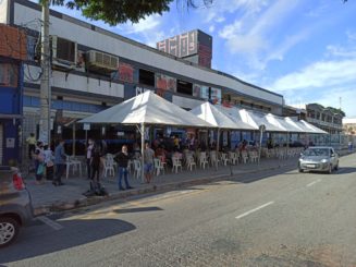 População já utiliza tendas e cadeiras disponibilizadas pela Prefeitura nas agências da Caixa