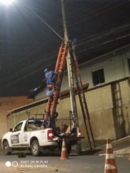 Troca de lâmpadas no bairro Frimisa