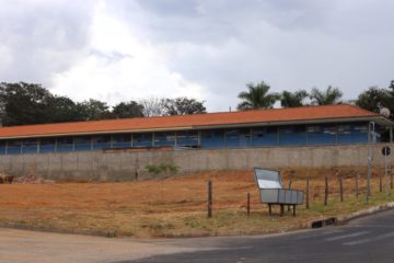 Prefeitura realiza limpeza de terreno ao lado da Escola Estadual Francisco Tiburcio de Oliveira, no bairro Londrina, e inicia processo de estudo geológico e ambiental para implantação de praça ou parque linear