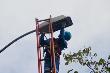 Prefeitura realiza troca de lâmpadas na Avenida Beira Rio