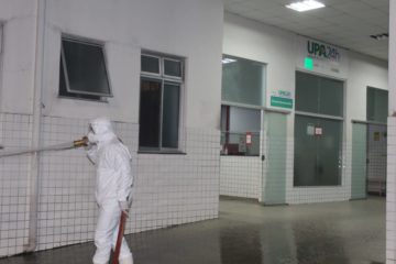 Prefeitura desinfeta locais públicos durante a madrugada