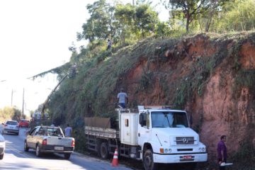 Atenção Motoristas! foi iniciada nesta semana a limpeza em curva perigosa na Avenida Brasília e diversos trabalhadores da Prefeitura estão no local