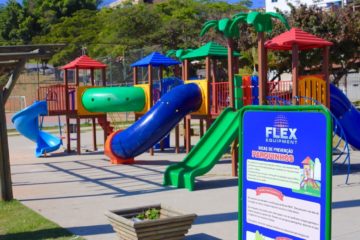 Parquinho de grande porte com escorrega e bichinhos em mola é instalado na Praça Pedra Bonita