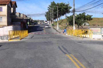 Revitalização de sinalização e instalação de passarela proporciona mais segurança para pedestres e motoristas no bairro Cristina. Pintura de todo o beiral do canal também iniciou hoje