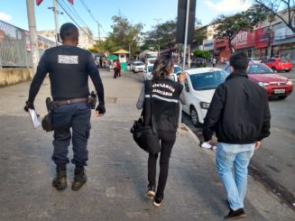 Blitz da Prefeitura fiscaliza estabelecimentos e camelôs irregulares na Avenida Brasília