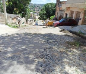 Prefeitura inicia asfaltamento, sarjetas e instalação de meio fio em ruas do bairro São Benedito, em Santa Luzia