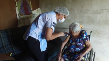 Vacinação contra a covid-19 continua para os idosos acima de 90 anos
