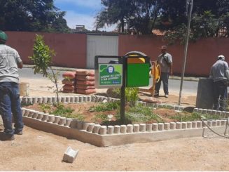 Lixeiras com frases de educação ecológica estão sendo instaladas nas Praças de Santa Luzia