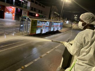 Prefeitura desinfeta de madrugada pontos de maior concentração de pessoas