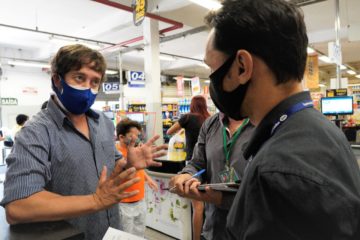 Fiscais de postura da Prefeitura realizam fiscalização na Av. Brasília