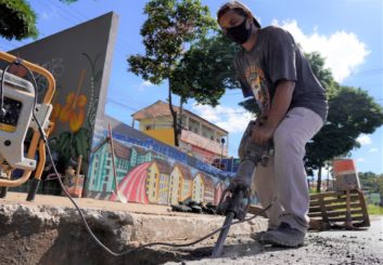 Prefeitura realiza a manutenção de todos os bueiros da Avenida Brasília