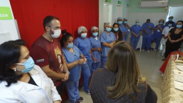 Oração e música para homenagear enfermeiros e técnicos de enfermagem