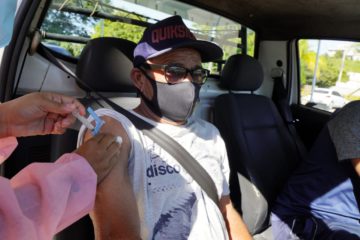 Drive-thru de vacinação contra a covid-19 para as pessoas de 60 anos e acima continua nesta quarta-feira