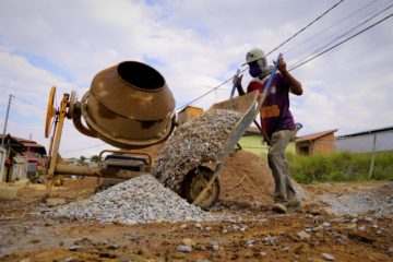 Prefeitura faz obra de drenagem e asfaltamento na rua Heitor Viana, no bairro Adeodato