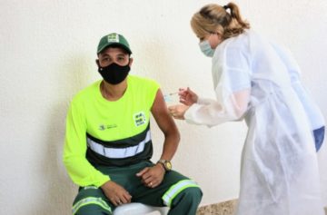 Iniciada a vacinação contra a covid-19 de coletores de lixo e profissionais da limpeza urbana